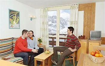 Pierre & Vacances Le Montana מלון