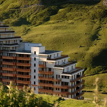 Hotel Pierre & Vacances Le Montana 2*